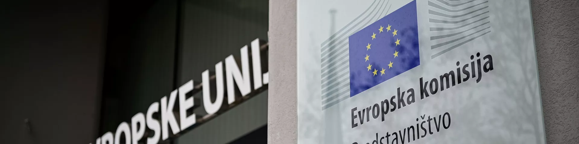 Znak pred Predstavništvom Evropske komisije v Sloveniji