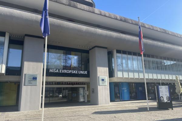 Hiša EU (Foto: fotografija vhoda v Hišo EU z evropsko in slovensko zastavo pred njim)
